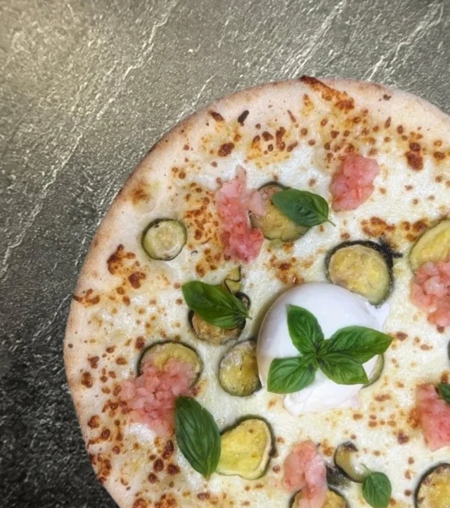 Fuori menù di ieri 🔚Tartare di gambero rosso , burrata e zucchine 🤤Vi piacerebbe nel nostro menù? ✨